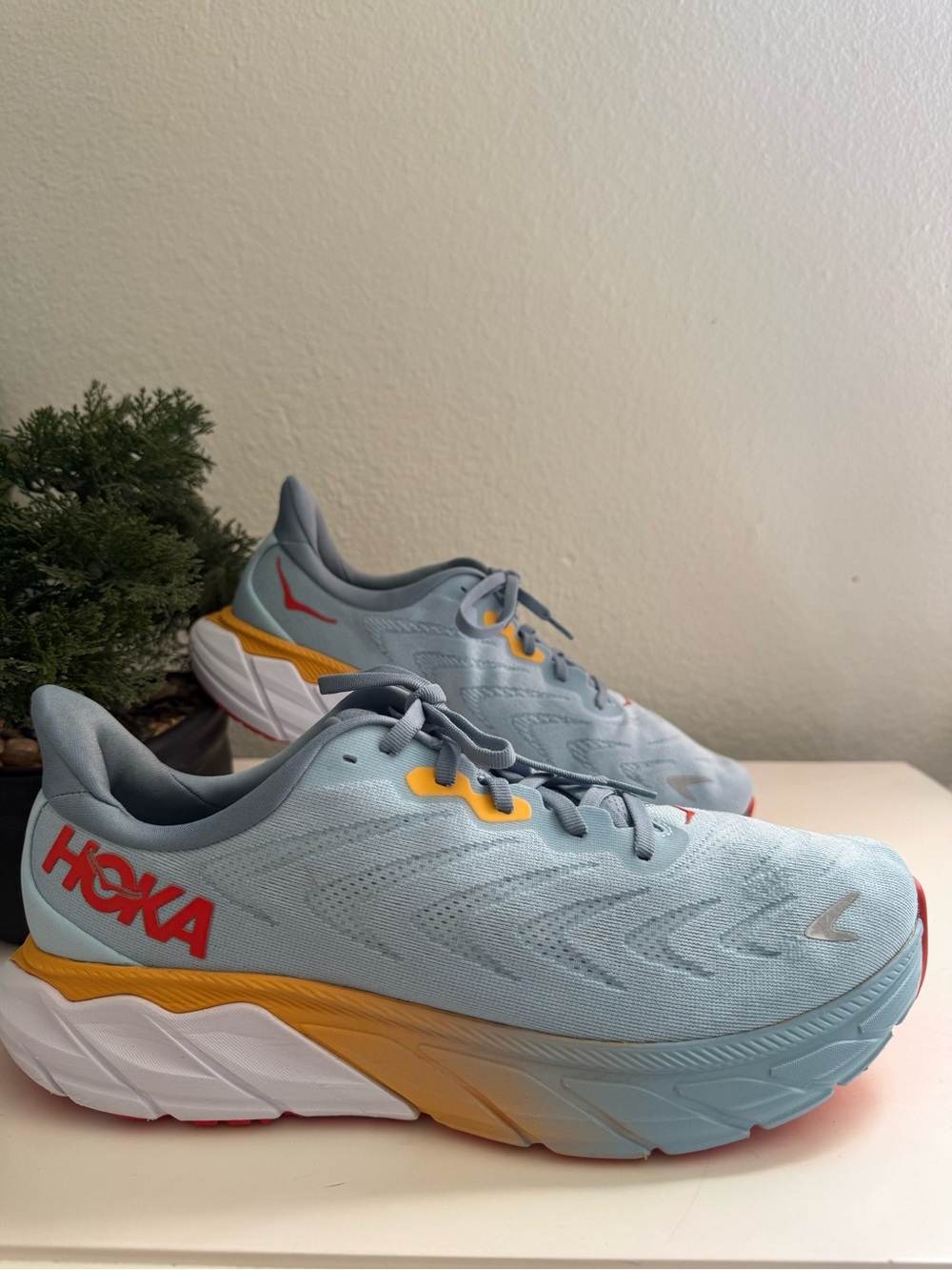Hoka Arahi 6 Men size 10.5 Running Shoes in Light Blue with Yellow - Picture 2 of 10